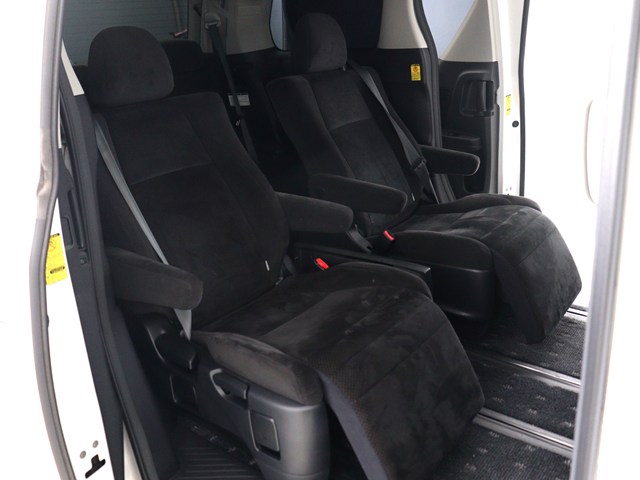 【アルカンターラシート完備】
手触りの良いアルカンターラシートを装備!
高級車に使用される素材で見た目も◎