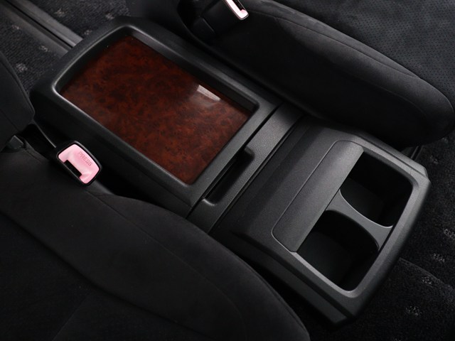 【コンソールボックス】
大容量の収納力が魅力的なコンソールです!
ドリンクホルダーも使いやすい配置です!