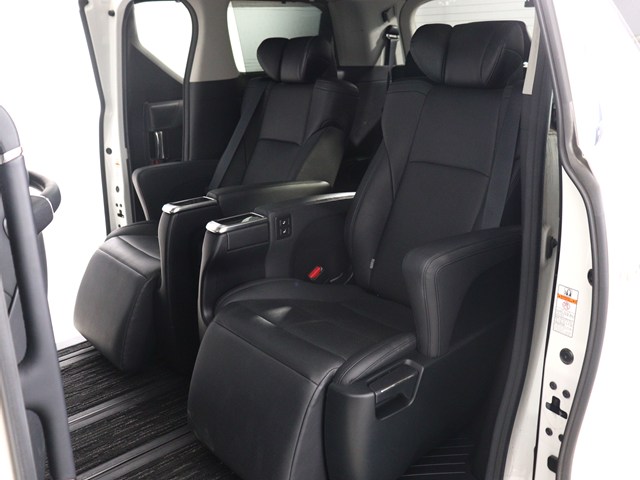 【エグゼクティブパワーシート】
高級感溢れるセカンドシートでございます!
電動リクライニング､オットマン完備!