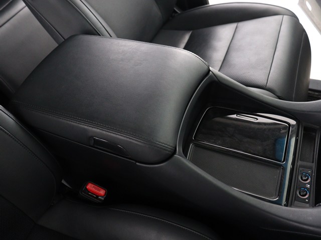 【コンソールボックス】
大容量の収納力が魅力的なコンソールです!
ドリンクホルダーも使いやすい配置です!