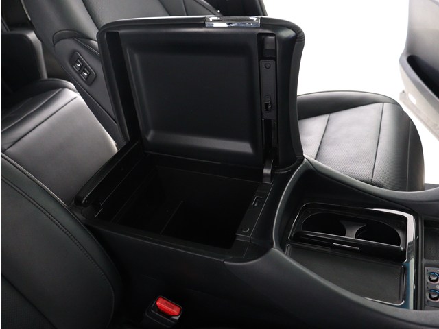 【コンソールボックス】
大容量の収納力が魅力的なコンソールです!
ドリンクホルダーも使いやすい配置です!