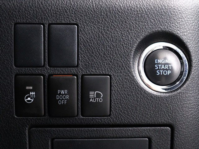 【プッシュスタート】
エンジン始動時はプッシュスタートを採用!
カバンから鍵を取り出す手間も不要です｡