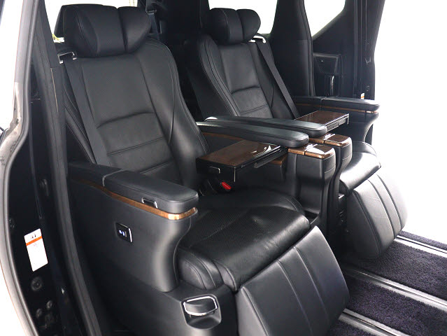 （☆プレミアム黒本革エアシート☆）ブラッ
クレザーを使用した快適な温冷風シート機能
、専用の読書灯、電動リクライニング、電動
オットマン、シートメモリー機能、格納テー
ブル、最上級モデルが入庫しました。