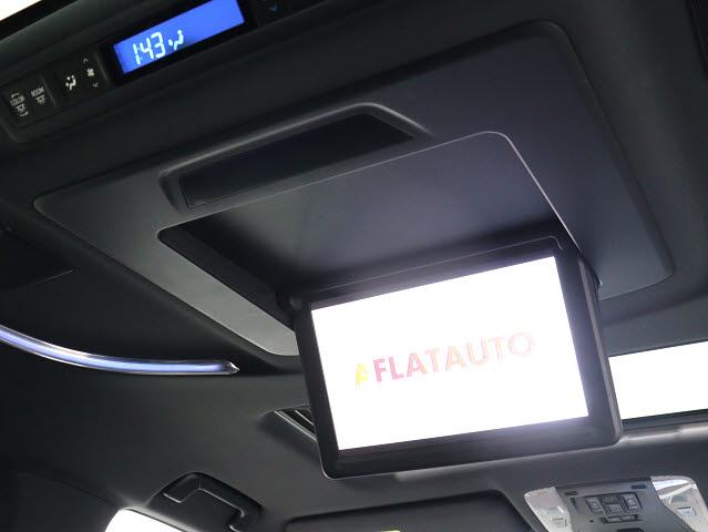 【電動後席モニター】ＪＢＬサウンド専用！
電動開閉後席フリップダウンモニターです。
５．１ｃｈサウンド対応、１７スピーカーの
専用音響システムとなり、人気の装備になり
ます。