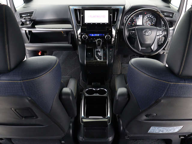 【運転席助手席も広々☆】
広々使えるのは後席だけではございません｡
国内最高峰ミニバンの特権ですね!