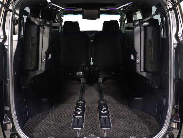 【広々トランクルーム】
スーツケース､ゴルフバッグも楽々収納可能
大人数での旅行にもピッタリの収容量です