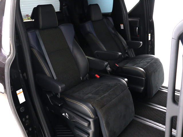 【オットマン完備】
足を伸ばして座れるオットマン完備!
後席の快適空間でドライブをすることが可能