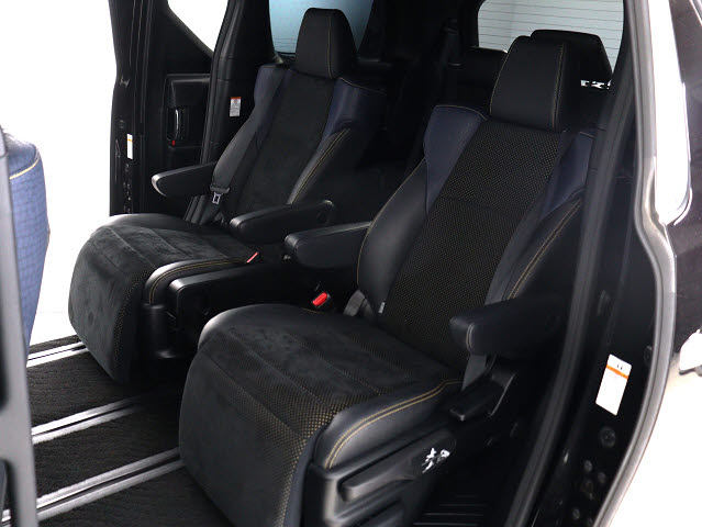 【オットマン完備】
足を伸ばして座れるオットマン完備!
後席の快適空間でドライブをすることが可能