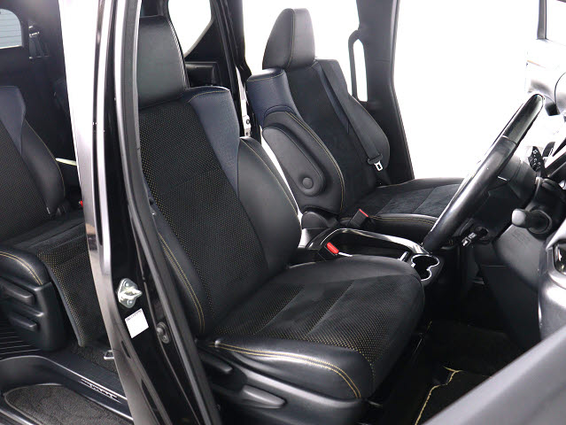 内装の状態も非常にクリーンな状態です｡
ご納車前には専門スタッフが
隅々までクリーニングを行います!