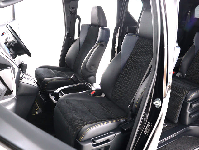 内装の状態も非常にクリーンな状態です｡
ご納車前には専門スタッフが
隅々までクリーニングを行います!