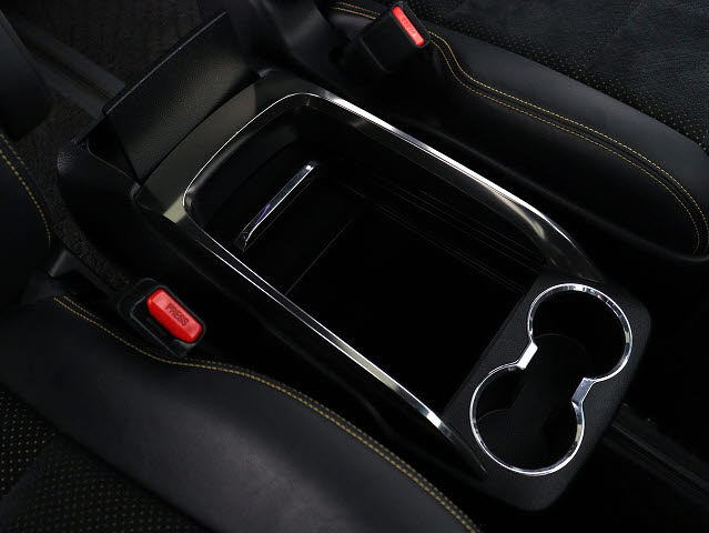 【スライド式コンソールボックス】
大容量の収納力が魅力的なコンソールです!
ドリンクホルダーも使いやすい配置です!