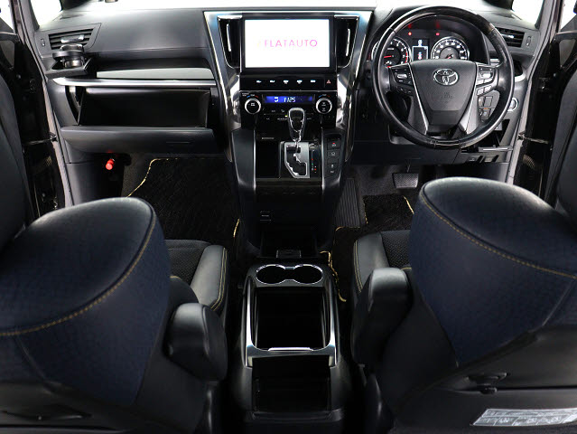 【運転席助手席も広々☆】
広々使えるのは後席だけではございません｡
国内最高峰ミニバンの特権ですね!