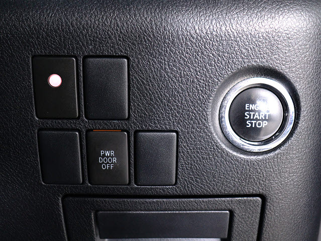 【プッシュスタート】
エンジン始動時はプッシュスタートを採用!
カバンから鍵を取り出す手間も不要です｡