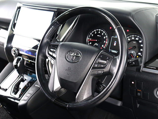 【本革巻きウッドコンビステアリング】
同色のウッド部分と本革のコンビハンドル!
高級感にあふれたステアリングです!