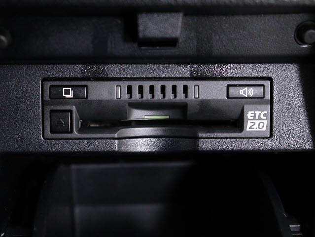 【ビルトインＥＴＣ】
後付けとは異なる一体感が魅力です｡
高速道路でストレスなく走行できます｡