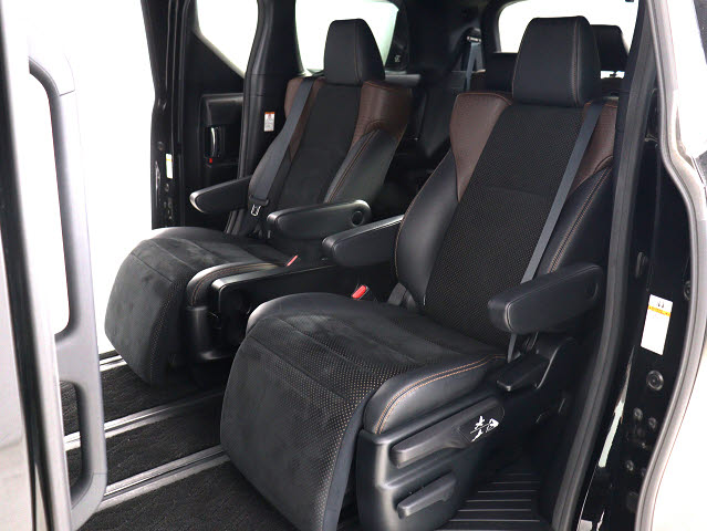 【オットマン完備】
足を伸ばして座れるオットマン完備!
後席の快適空間でドライブをすることが可能