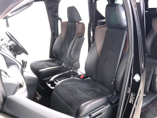 内装の状態も非常にクリーンな状態です｡
ご納車前には専門スタッフが
隅々までクリーニングを行います!