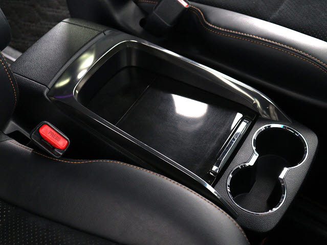 【スライド式コンソールボックス】
大容量の収納力が魅力的なコンソールです!
ドリンクホルダーも使いやすい配置です!