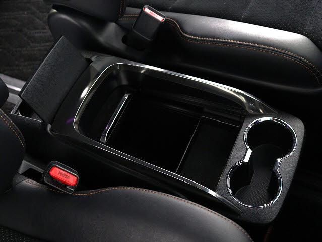 【スライド式コンソールボックス】
大容量の収納力が魅力的なコンソールです!
ドリンクホルダーも使いやすい配置です!