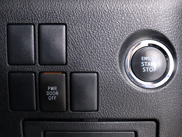 【プッシュスタート】
エンジン始動時はプッシュスタートを採用!
カバンから鍵を取り出す手間も不要です｡
