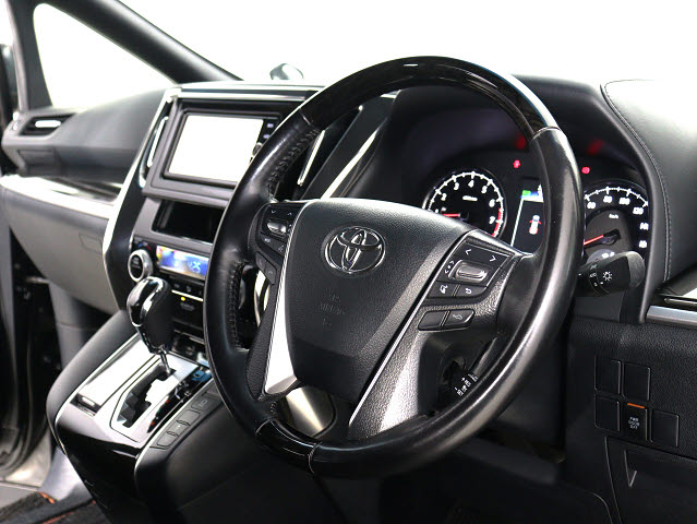 【本革巻きウッドコンビステアリング】
同色のウッド部分と本革のコンビハンドル!
高級感にあふれたステアリングです!