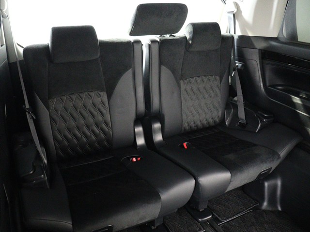 【サードシートまで広々空間】
シートアレンジにて快適空間を演出します!
豊富なアレンジパターンがございます!