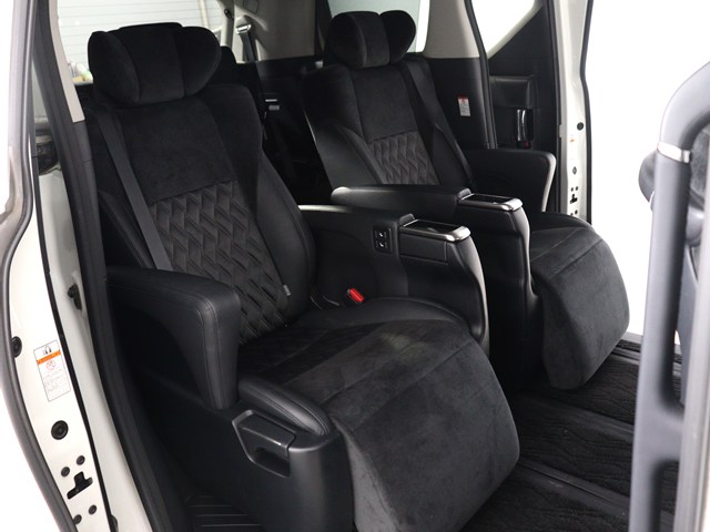 【エグゼクティブパワーシート】
高級感溢れるセカンドシートでございます!
電動リクライニング､オットマン完備!