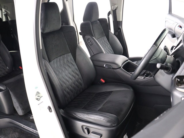 内装の状態も非常にクリーンな状態です｡
ご納車前には専門スタッフが
隅々までクリーニングを行います!