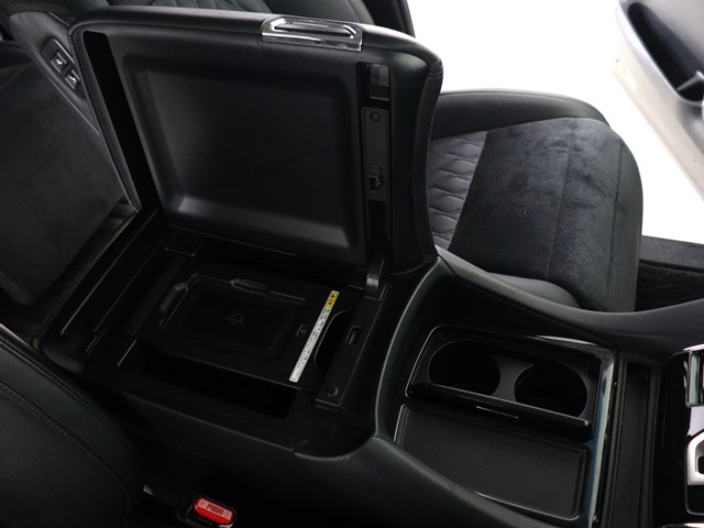 【コンソールボックス】
大容量の収納力が魅力的なコンソールです!
ドリンクホルダーも使いやすい配置です!