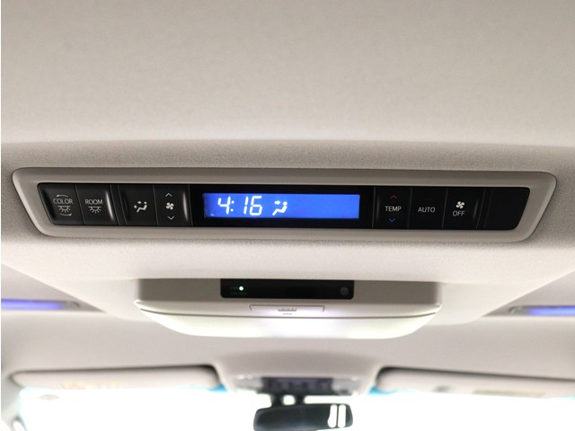 後部座席でエアコン温度をお好みで設定する
ことができます!