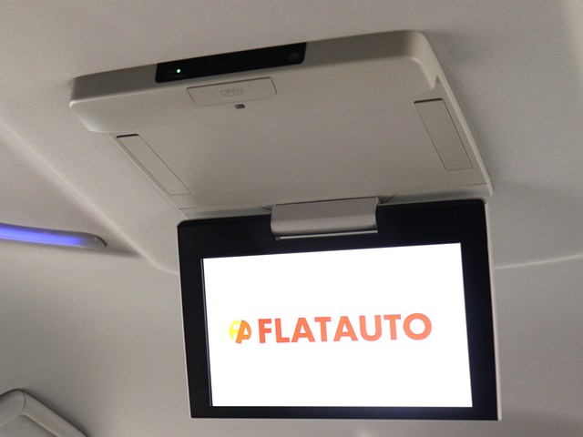 【後席モニター】
ミニバンの必須装備とも言える装備です!
後席の方も飽きることなくドライブが可能!