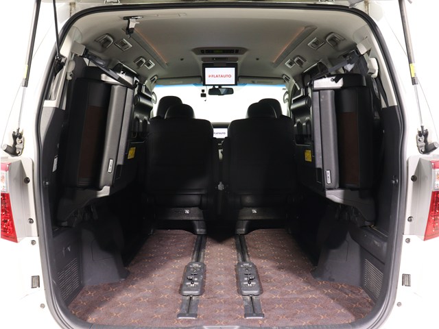 【広々トランクルーム】
スーツケース､ゴルフバッグも楽々収納可能
大人数での旅行にもピッタリの収容量です