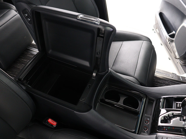 【コンソールボックス】
大容量の収納力が魅力的なコンソールです!
ドリンクホルダーも使いやすい配置です!