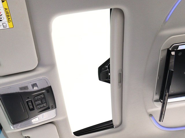 【大人気☆ツインサンルーフ】
見た目もカッコよく、車内の解放感も演出!
必須条件にされるほどの大人気装備です!