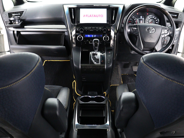 【運転席助手席も広々☆】
広々使えるのは後席だけではございません｡
国内最高峰ミニバンの特権ですね!
