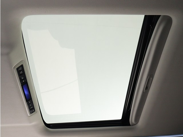 【大人気☆ツインサンルーフ】
見た目もカッコよく、車内の解放感も演出!
必須条件にされるほどの大人気装備です!