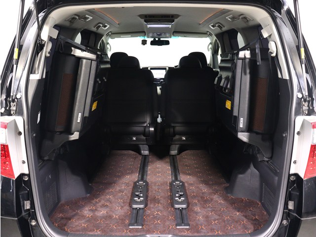 【広々トランクルーム】
スーツケース､ゴルフバッグも楽々収納可能
大人数での旅行にもピッタリの収容量です