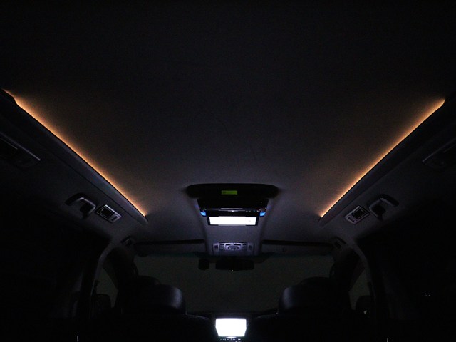 夜間に室内を照らしてくれるルームライトで
す