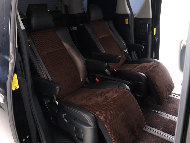 【高級感満載のハーフレザーシート】
カンターラの座面もおしゃれです♪
非常に人気なスポーティシートとなります!