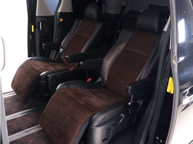 【高級感満載のハーフレザーシート】
カンターラの座面もおしゃれです♪
非常に人気なスポーティシートとなります!