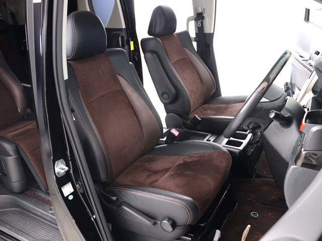 内装の状態も非常にクリーンな状態です｡
ご納車前には専門スタッフが
隅々までクリーニングを行います!