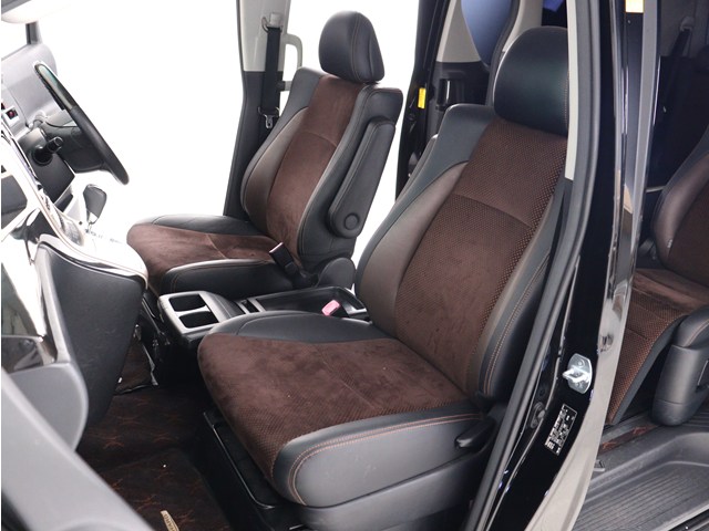 内装の状態も非常にクリーンな状態です｡
ご納車前には専門スタッフが
隅々までクリーニングを行います!