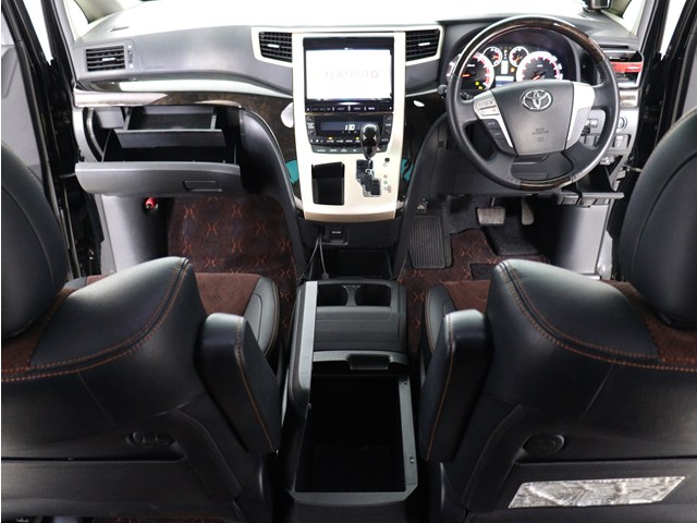 内装の状態も非常にクリーンな状態です｡
ご納車前には専門スタッフが
隅々までクリーニングを行います!