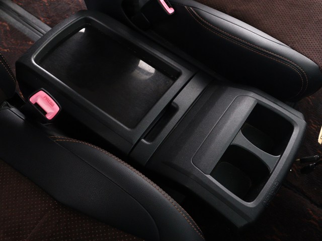 【コンソールボックス】
大容量の収納力が魅力的なコンソールです!
ドリンクホルダーも使いやすい配置です!