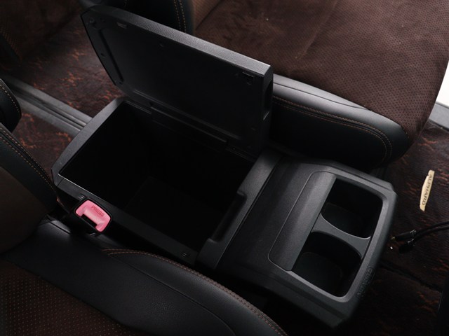 【コンソールボックス】
大容量の収納力が魅力的なコンソールです!
ドリンクホルダーも使いやすい配置です!
