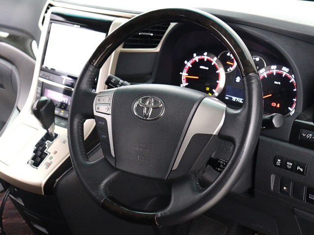 【本革巻きウッドコンビステアリング】
同色のウッド部分と本革のコンビハンドル!
高級感にあふれたステアリングです!