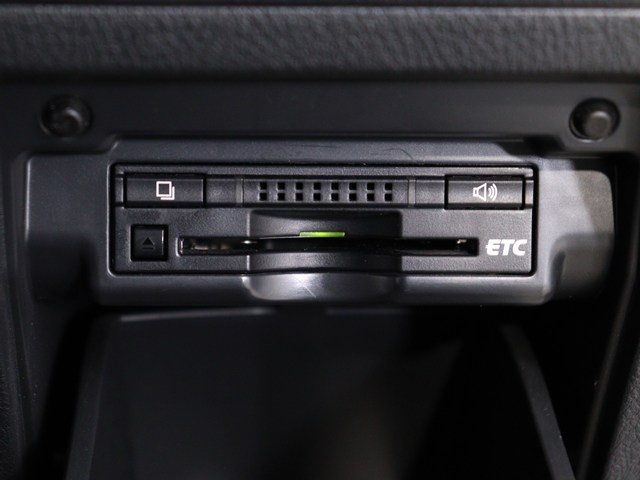 【ビルトインＥＴＣ】
後付けとは異なる一体感が魅力です｡
高速道路でストレスなく走行できます｡