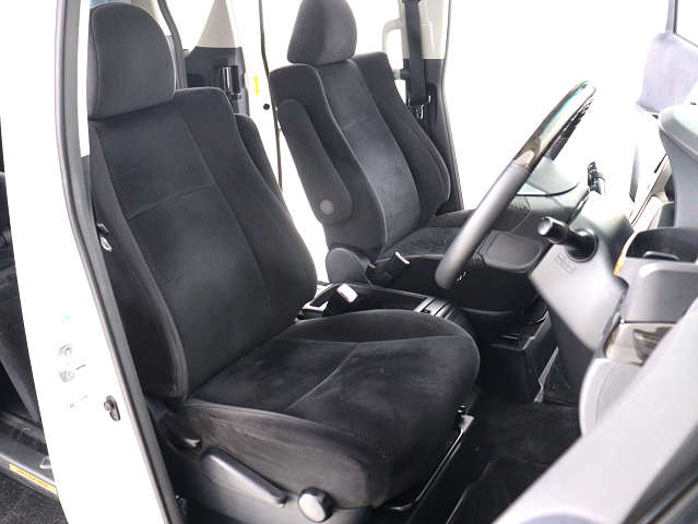 内装の状態も非常にクリーンな状態です｡
ご納車前には専門スタッフが
隅々までクリーニングを行います!