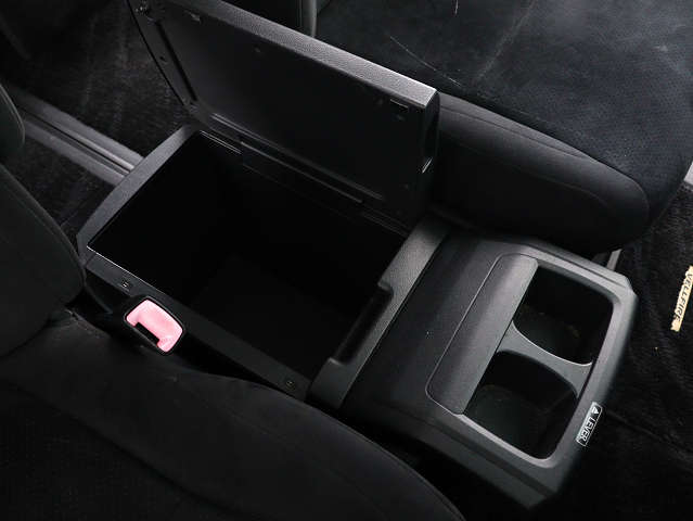 【コンソールボックス】
大容量の収納力が魅力的なコンソールです!
ドリンクホルダーも使いやすい配置です!
