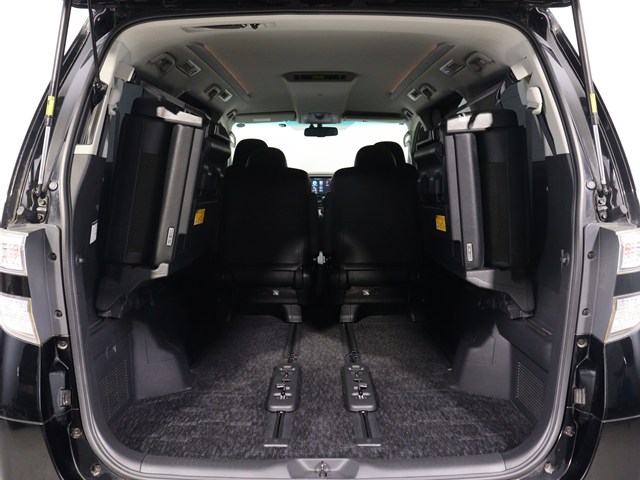 【広々トランクルーム】
スーツケース､ゴルフバッグも楽々収納可能
大人数での旅行にもピッタリの収容量です